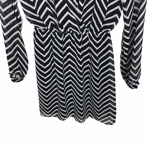 Express Chevron Print V Neck Dress - Picture 5 of 9
